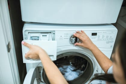 Realizar un lavado profundo con vinagre blanco una vez al mes ayuda a eliminar residuos acumulados