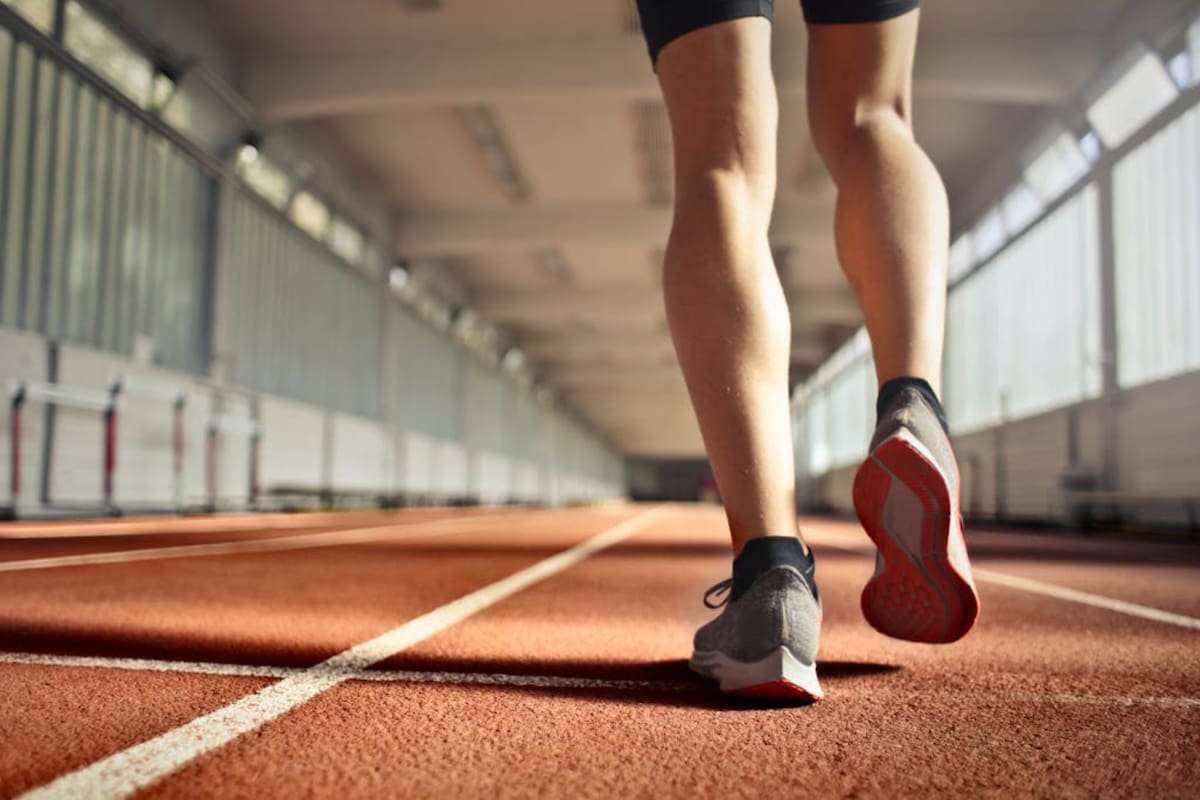 Realizar una caminata es muy bueno para el organismo; hay ciertas distancias que se deben recorrer (Foto Pexels)
