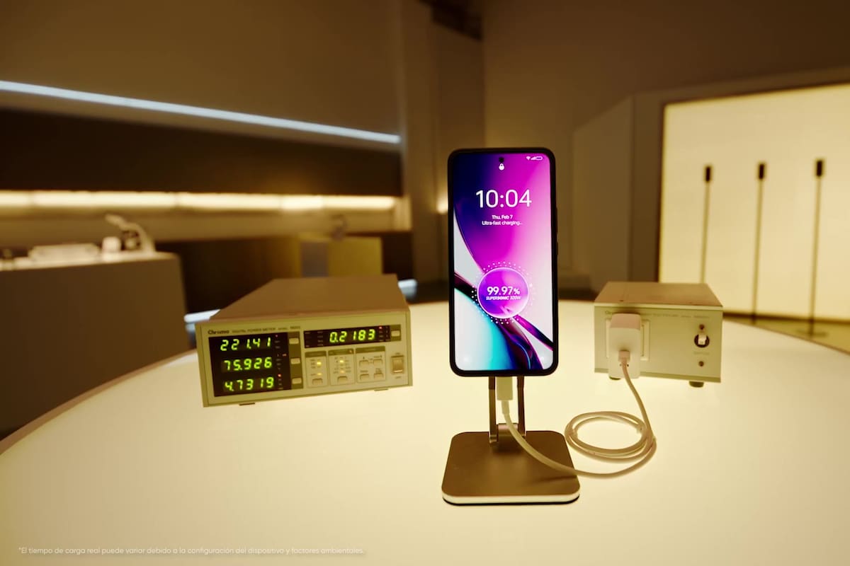 Realme presentó un sistema de carga a 320 watts que permite completar la carga de una batería en 4 minutos y medio; son varias baterías que se cargan en simultáneo y que están plegadas una sobra la otra