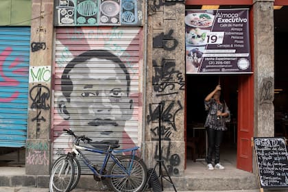 Un restaurante de barrio levanta la cortina por primera vez en tres meses