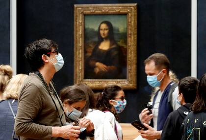 Con barbijo y normas de circulación restringidas, sin embargo está permitido el acceso a la Gioconda, la estrella del museo más visitado del mundo
