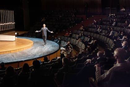 Carlos Casella, una de las voces fantasmales de Happyland, frente a una platea a tope de público, aunque no lo parezca (cosas de la nueva normalidad)