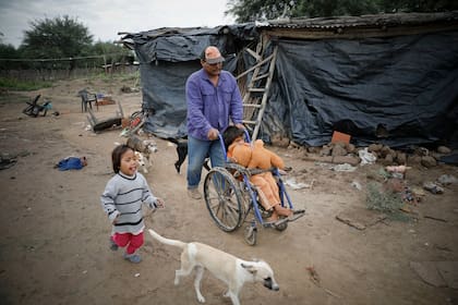 Rebeca junto a su abuelo German Juárez, y su primo Mariano, que tiene discapacidad. Viven en la comunidad Buen Destino, de la localidad de Santa Victoria Este.