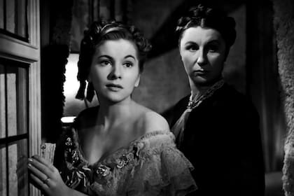 Joan Fontaine y Judith Anderson, como la segunda señora De Winter y Judith Anderson como la señora Danvers, en Rebecca, una mujer inolvidable de Alfred Hitchcock