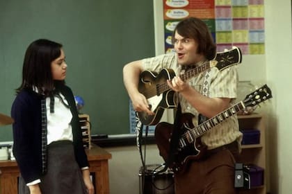 Rebecca Brown (Rivkah Reyes) junto a Jack Black en la famosa escena en que Dewey le enseña a Katie cómo usar un bajo eléctrico