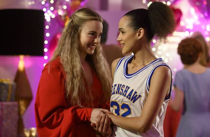 Rebecca Rittenhouse y Nathalie Emmanuel, en la versión televisiva de Cuatro bodas y un funeral, disponible en Fox Premium Series