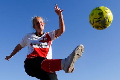 Rebecca Schuster, hija del alemán Bernd Schuster, juega fútbol en River Plate de La Falda, Córdoba