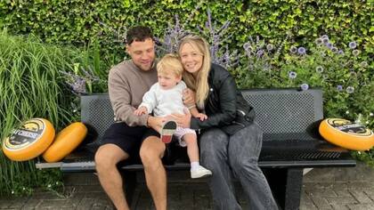 Rebecca, su pareja Sam y su hijo Archer durante una de sus vacaciones en los Países Bajos