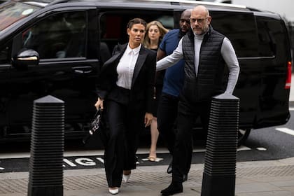 Rebekah Vardy demandó a Coleen Rooney: la acusa de haberla difamado. Pide un resarcimiento de 3 millones de libras, el equivalente a 3,75 millones de dólares. Parece ser la culpable de las filtraciones, pero como no existen pruebas contundentes en su contra, es probable que obtenga un fallo favorable.