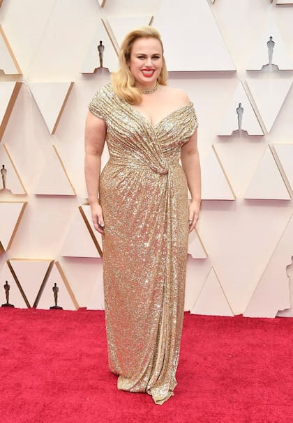 Rebel Wilson, una de las actrices de Jojo Rabbit, también eligió mostrar sus curvas con un drapeado en tono dorado
