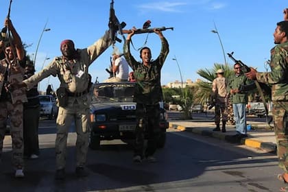 Rebeldes celebran la muerte de Muamar Gadafi en las calles de Sirte, en Libia