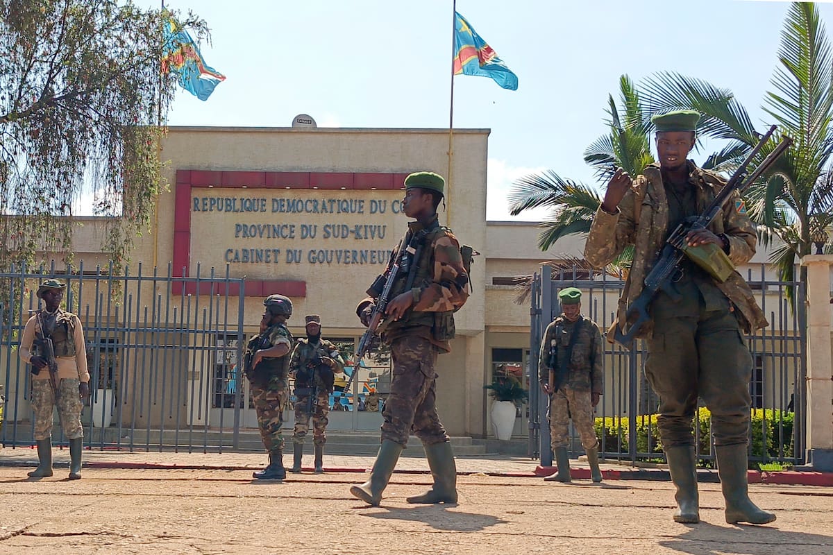 Rebeldes del M23 afuera de las oficinas administrativas en la ciudad de Bukavu, en la provincia de Kivu Sur, en la República Democrática del Congo, el 16 de febrero de 2025.