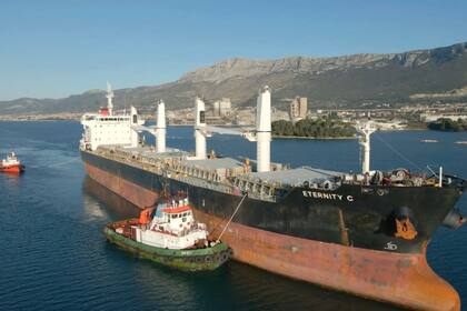 Rebeldes hutíes de Yemen atacan un barco en el mar Rojo tras afirmar que hundieron otro