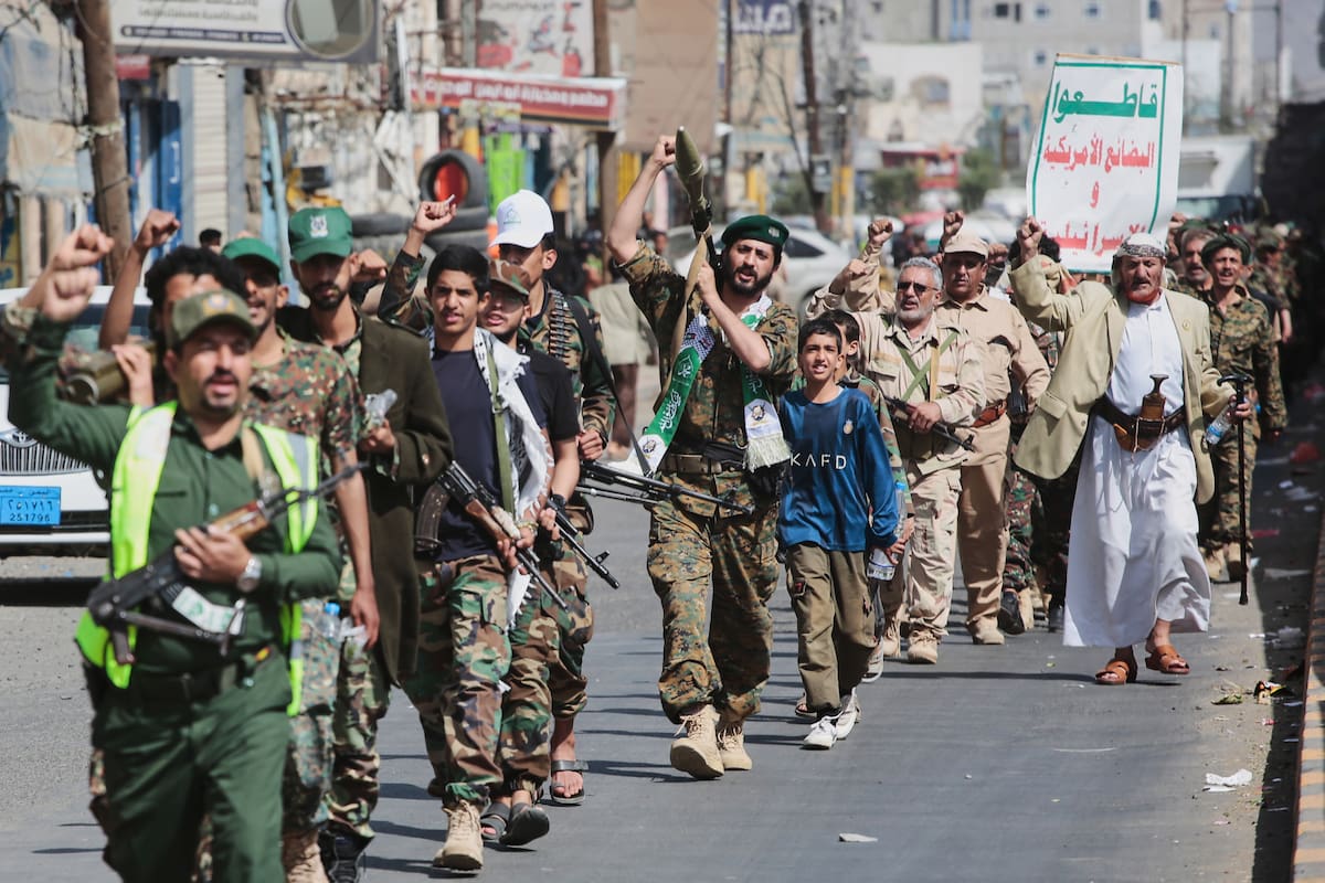 Rebeldes hutíes de Yemen marchan durante una campaña de movilización, en Saná