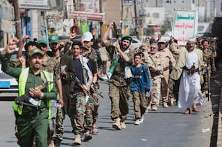 El avance hutí en Yemen aumenta la preocupación por el crucial estrecho de Bab el-Mandeb