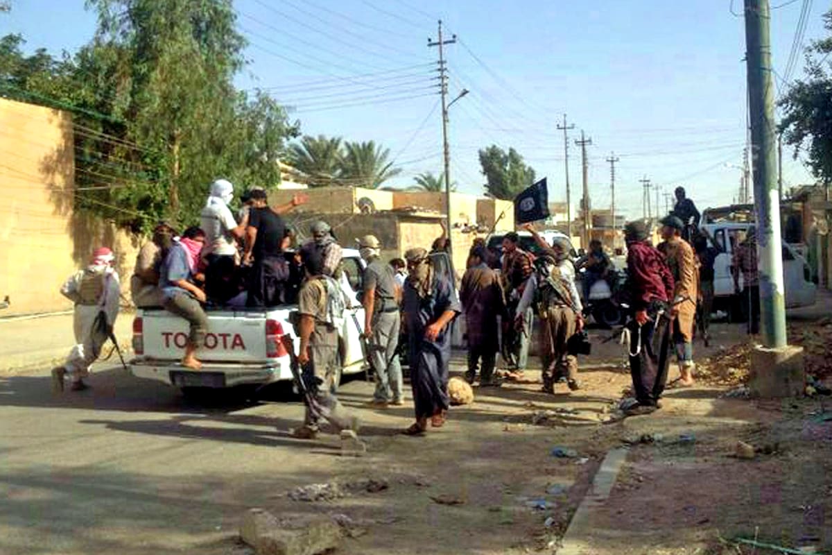 Rebeldes permanecen en una calle de Tikrit, norte de Irak, hoy miércoles 11 de junio de 2014