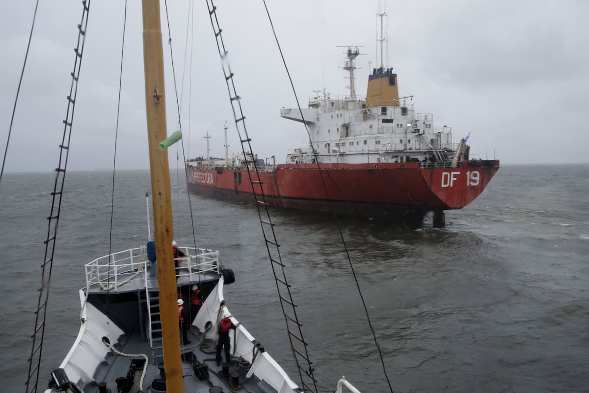 Recalada. El pontón está fondeado en el límite exterior del Río de la Plata