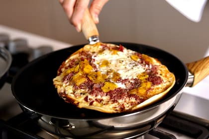 Recalentar la pizza en la sartén es una opción fácil y rápida sin la necesidad de encender el horno ni el microondas