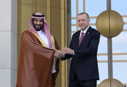 Recep Tayyip Erdogan y Mohammed bin Salman se saludan durante un acto de bienvenida en Ankara, Turquía
