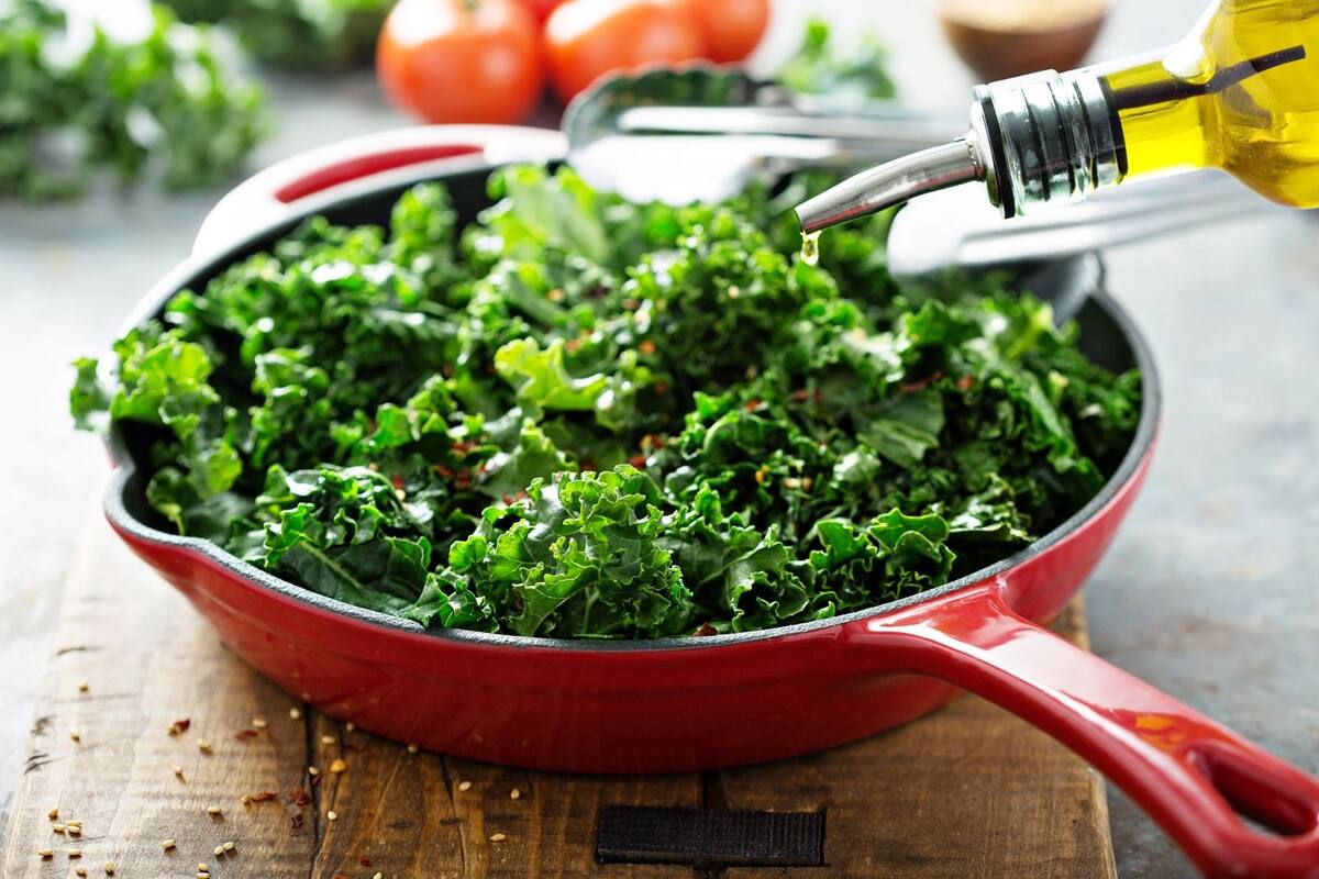 Receta de kale salteado con ajo y oliva.