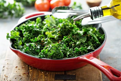 Receta de kale salteado con ajo y oliva.