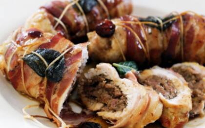 Recetas navideñas: matambre de pollo con panceta, fontina y ciruelas pasas