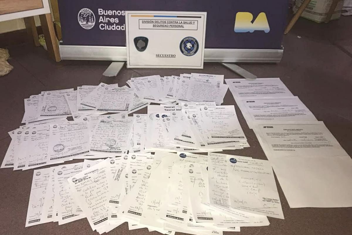 Recetas y certificados médicos que una neurocirujana del hospital Pirovano vendía a través del MarketPlace de Facebook