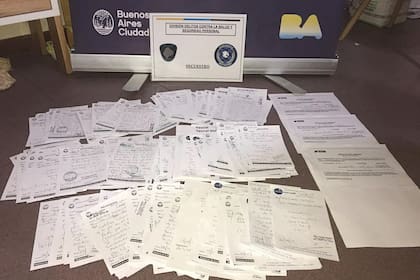 Recetas y certificados médicos que una neurocirujana del hospital Pirovano vendía a través del MarketPlace de Facebook