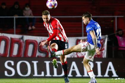 Rechaza el paraguayo Jorge Morel, de Estudiantes; lo apura Nuss, el autor del único gol en el estadio Maradona.