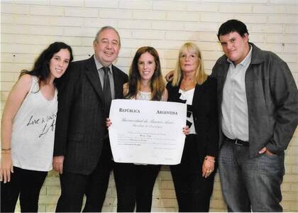 Recibiendo su diploma de psicóloga.