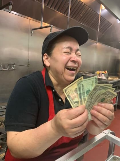 Recibieron 100 dólares de propina y se tomaron una foto con el dinero