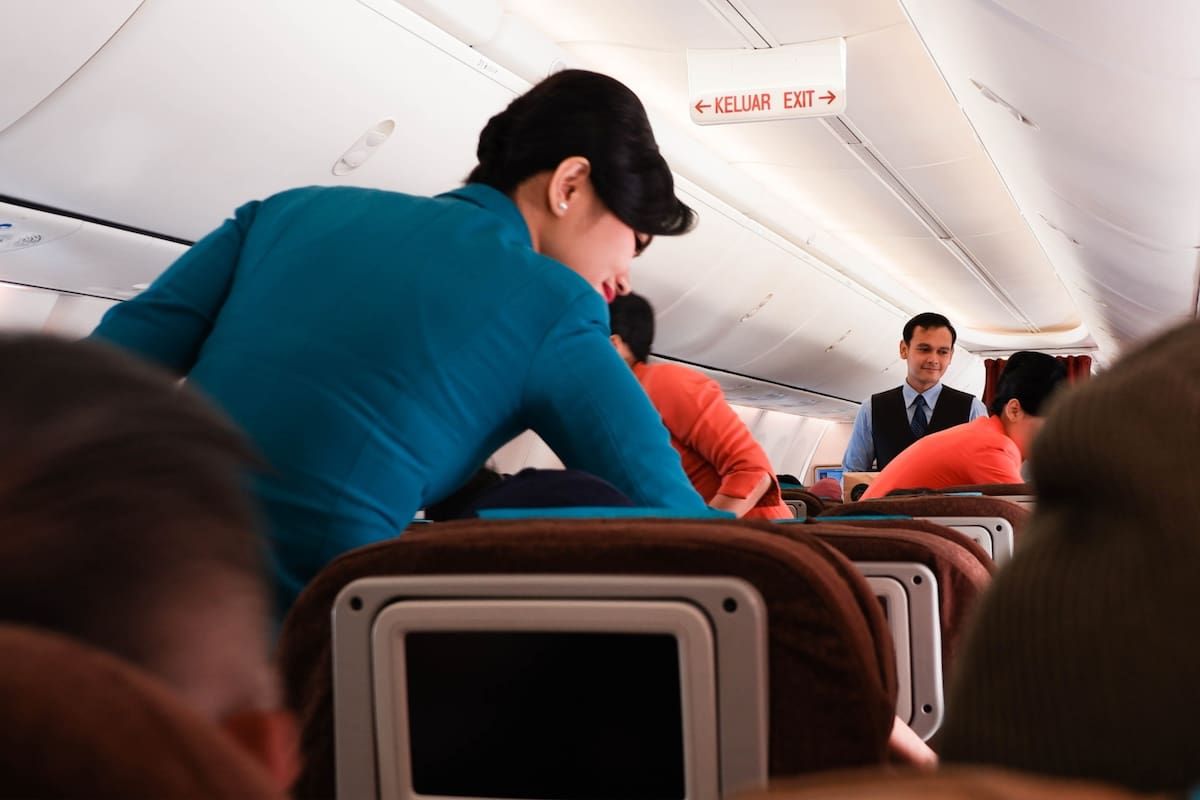 Recibió un regalo de un azafato en pleno vuelo y su reacción se volvió viral