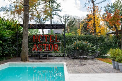 Reciclaje y humor: tras la demolición del hotel alojamiento Astor, de Tigre, recuperaron su cartel de neón.