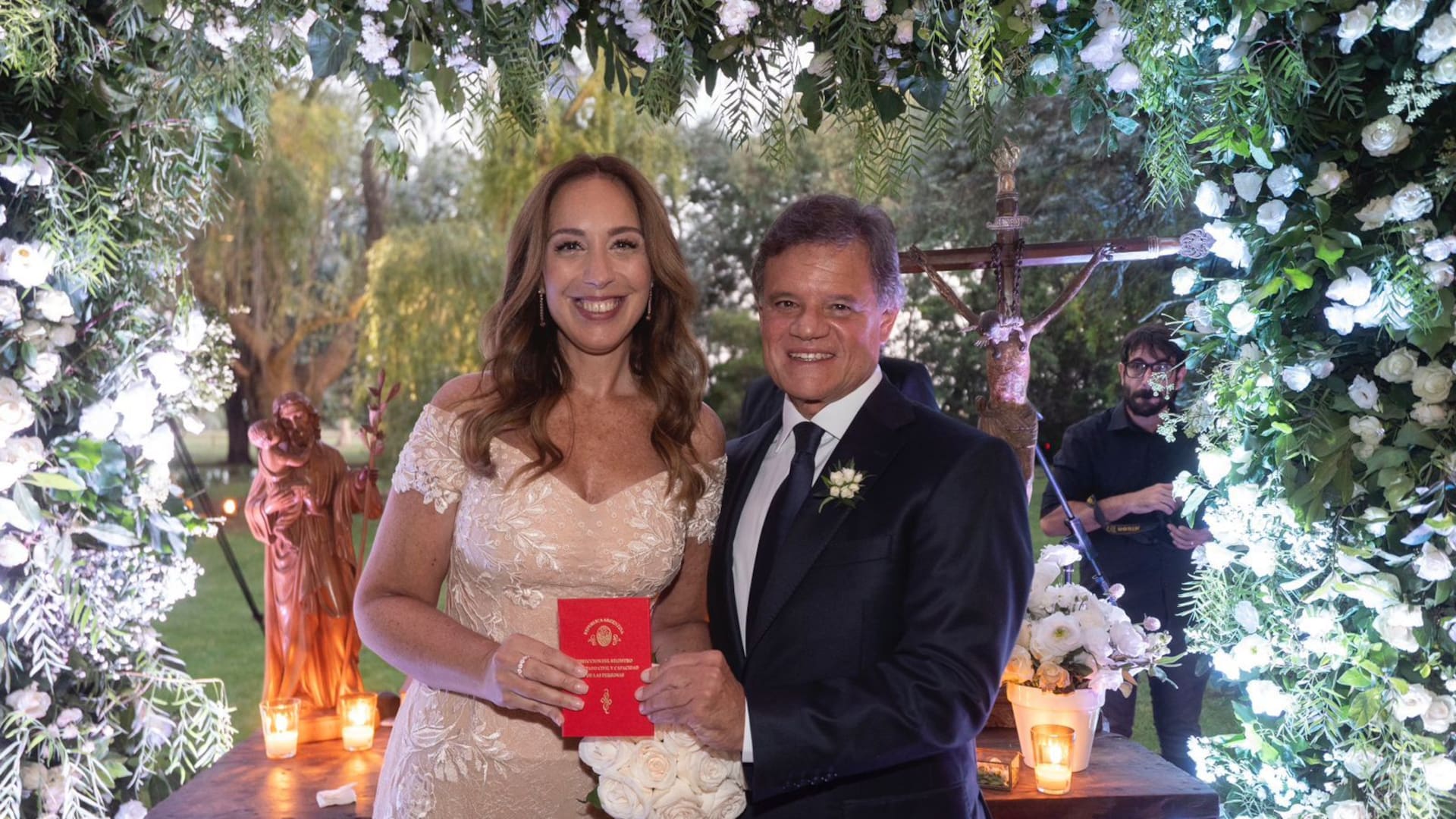 Recién casados, al pie del altar, la exgobernadora bonaerense María Eugenia Vidal y el periodista deportivo Enrique Sacco