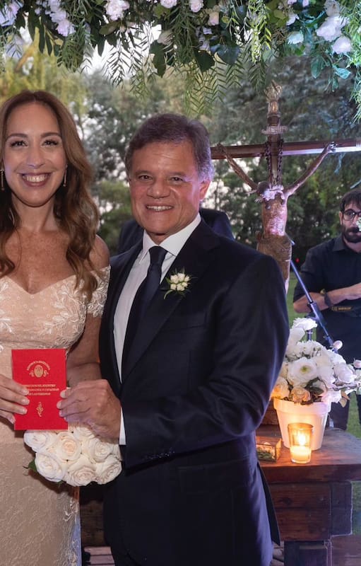 Recién casados, al pie del altar, la exgobernadora bonaerense María Eugenia Vidal y el periodista deportivo Enrique Sacco