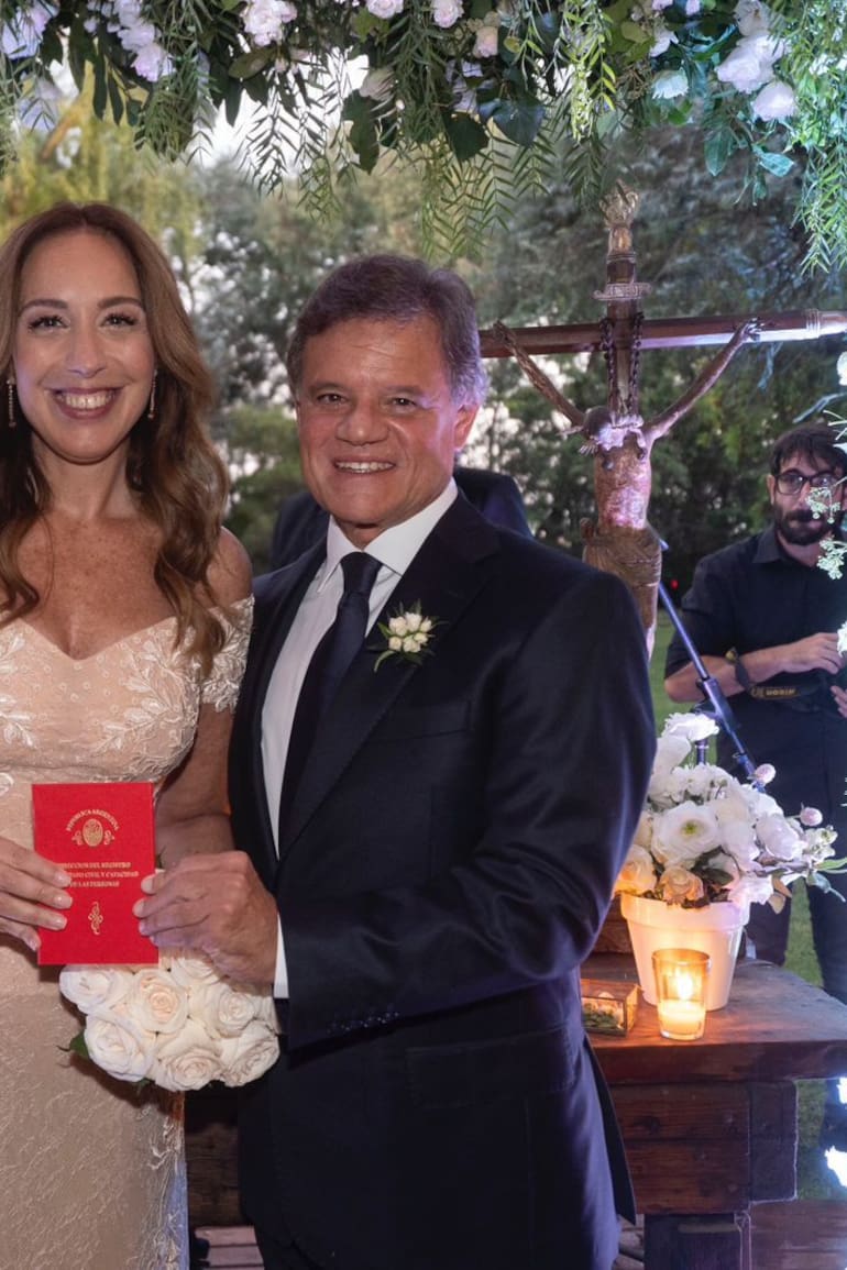 Recién casados, al pie del altar, la exgobernadora bonaerense María Eugenia Vidal y el periodista deportivo Enrique Sacco