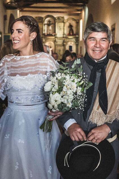 Recién casados, Cecilia Pinedo y Silverio Sosa dejan la Iglesia San Pedro Nolasco de los Molinos
