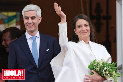 Recién casados, la princesa Alexandra y Nicolas Bagory saludan a la multitud al salir del Ayuntamiento de la Ciudad de Luxemburgo, donde celebraron su Civil.