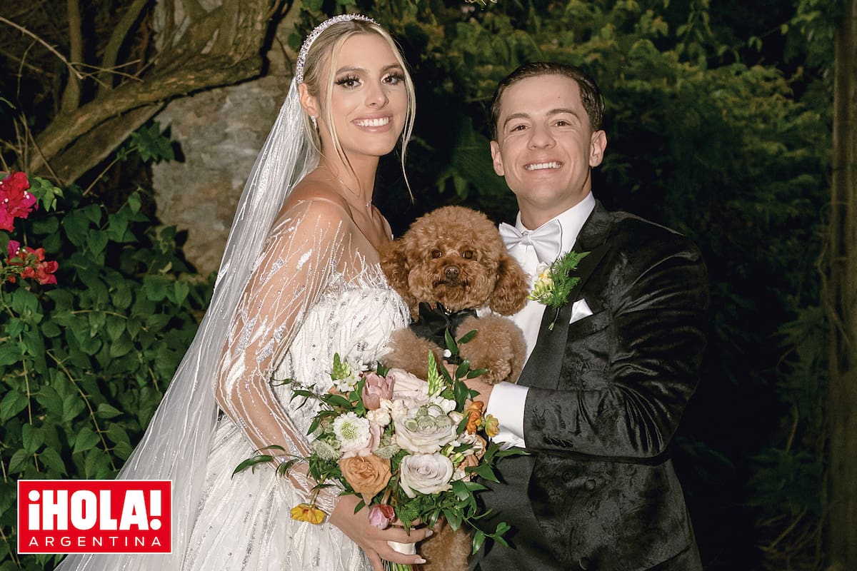 Recién casados, Lele Pons y Guaynaa posan con su perro caniche, Toby, quien también formó parte de la ceremonia y caminó hacia el altar con un adorable traje negro.