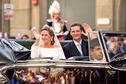 Recién consagrados "marido y mujer", Cristina e Iñaki abandonan la Catedral de Barcelona. (Photo by Mark Cuthbert/UK Press via Getty Images)