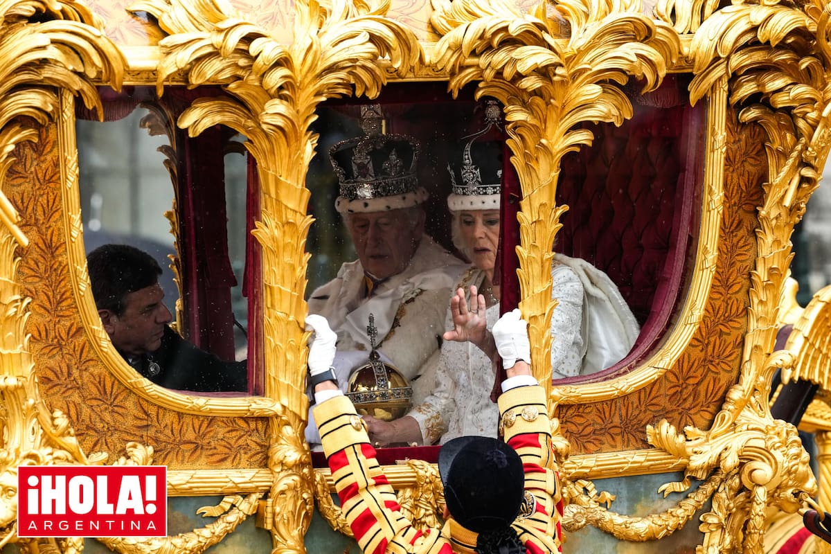Recién coronados, los reyes dejan la abadía de Westminster en la Carroza de Oro y ponen rumbo hacia el palacio de Buckingham.