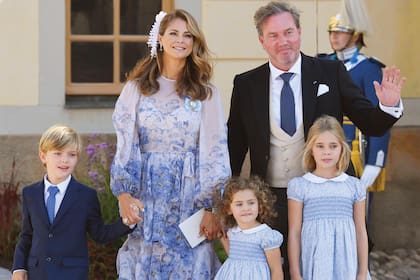 Recién llegada de Estados Unidos, donde vive, la princesa Magdalena (con vestido con transparencias de Zimmermann), estuvo junto a su marido, Chris O´Neill, y sus hijos Nicolás, Adrianne y Leonor (ellas con trajes iguales de Trotters).