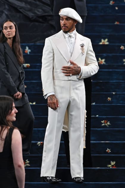 Recién llegado del Gran
Premio de Miami, Lewis Hamilton
llevó un traje en tono marfil de
Grace Wales Bonner y una boina
de Stephen Jones Millinery.
