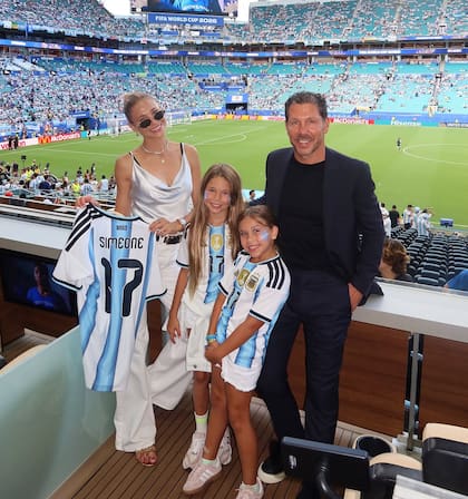 Recién llegados de Madrid, Diego, Carla y sus hijas, Francesca y Valentina, alentaron a la Argentina en el partido contra Cabo Verde