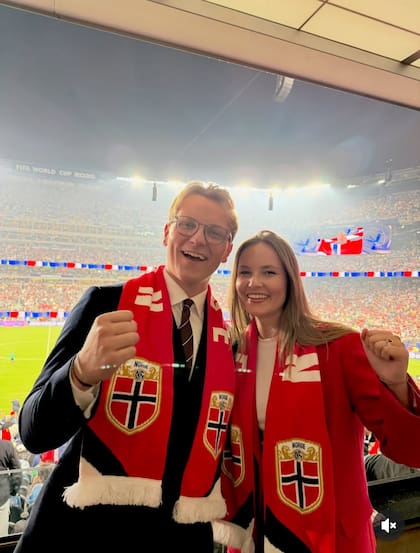 Recién llegados, la princesa Ingrid Alexandra y el príncipe Sverre Magnus de Noruega debutaron en su primer viaje internacional hacia los Estados Unidos. Asistieron al emocionante partido donde Noruega le ganó 3-2 a Senegal