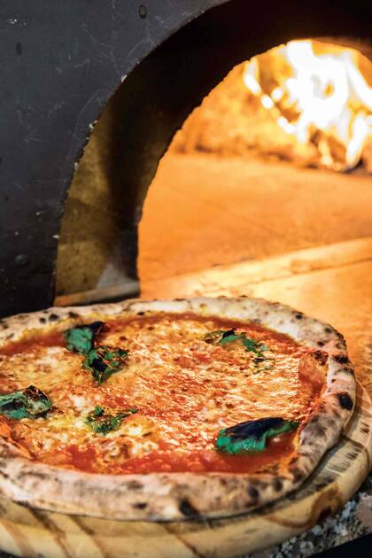 Recién salida del horno de barro, una de las pizzas de Don Joaquín