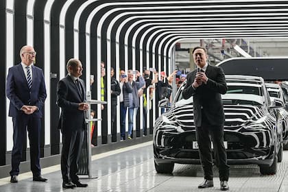 Recientemente, Elon Musk inauguró una "gigafábrica" de autos Tesla en