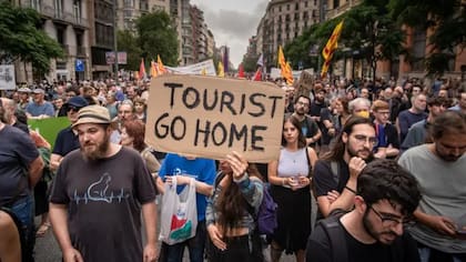 Recientemente, hubo protestas de los residentes de algunas ciudades populares, como Barcelona, en contra del turismo masivo