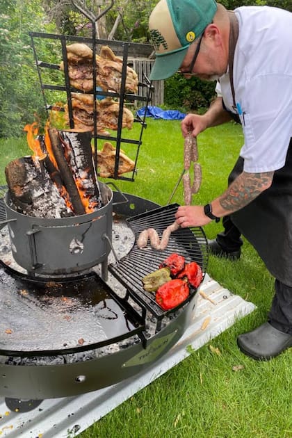 Recientemente Pablo comenzó a hacer asados, con su flamante parrilla hecha en la Argentina