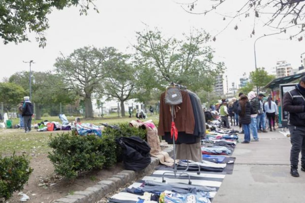 Recientemente se desalojó a manteros de Parque Centenario